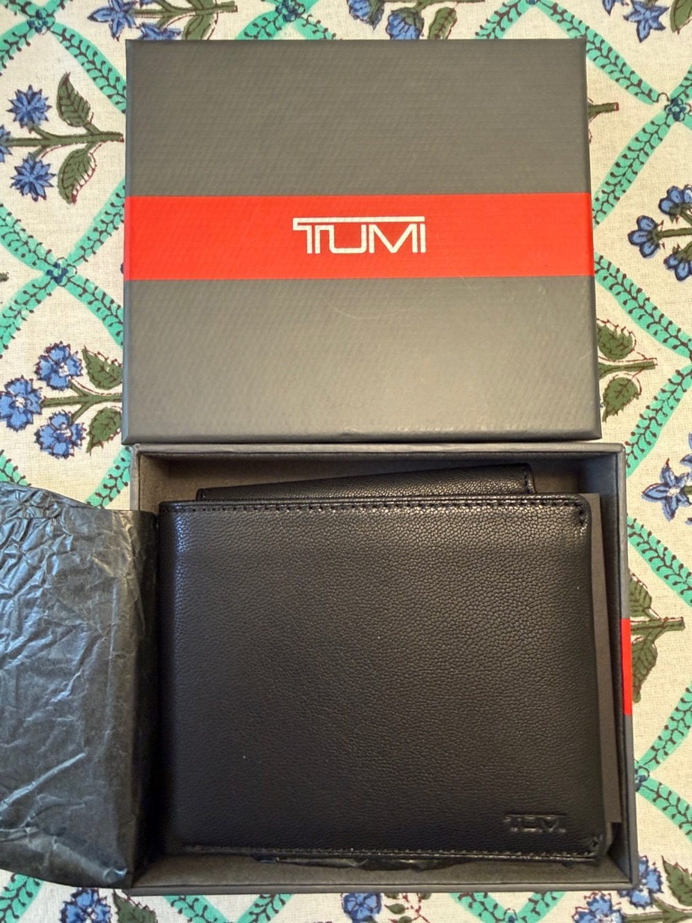 NWT Tumi Black Leather Men’s Wallet in Gift Box
